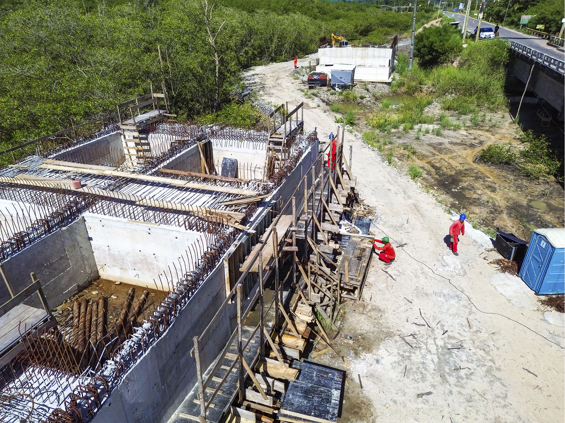 Obras da nova ponte sobre o Rio Jucuruçu avançam em ritmo acelerado 13 Trabalho técnico no canteiro