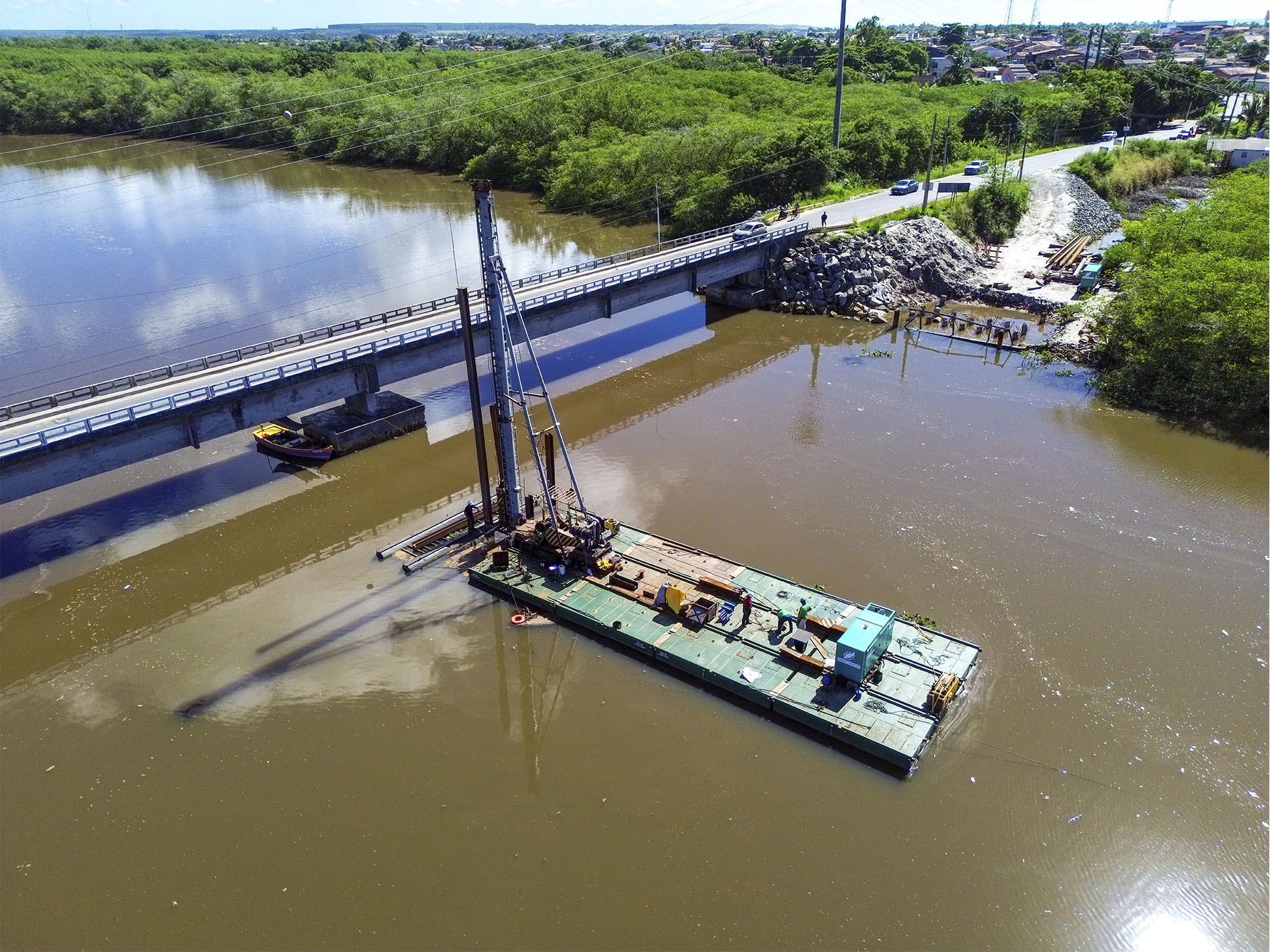 Obras da nova ponte sobre o Rio Jucuruçu avançam em ritmo acelerado 12 Base da ponte em fase de montagem