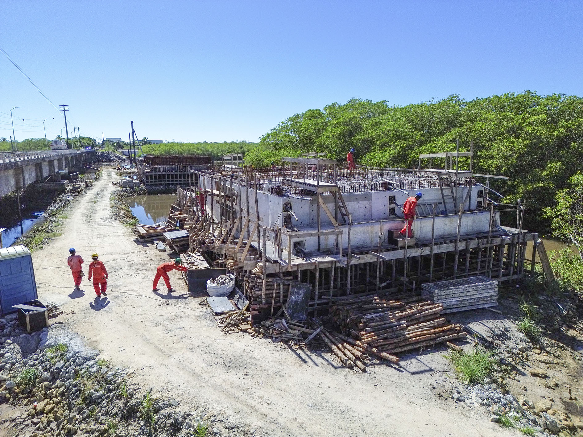 Obras da nova ponte sobre o Rio Jucuruçu avançam em ritmo acelerado 14 Avanços na obra da ponte