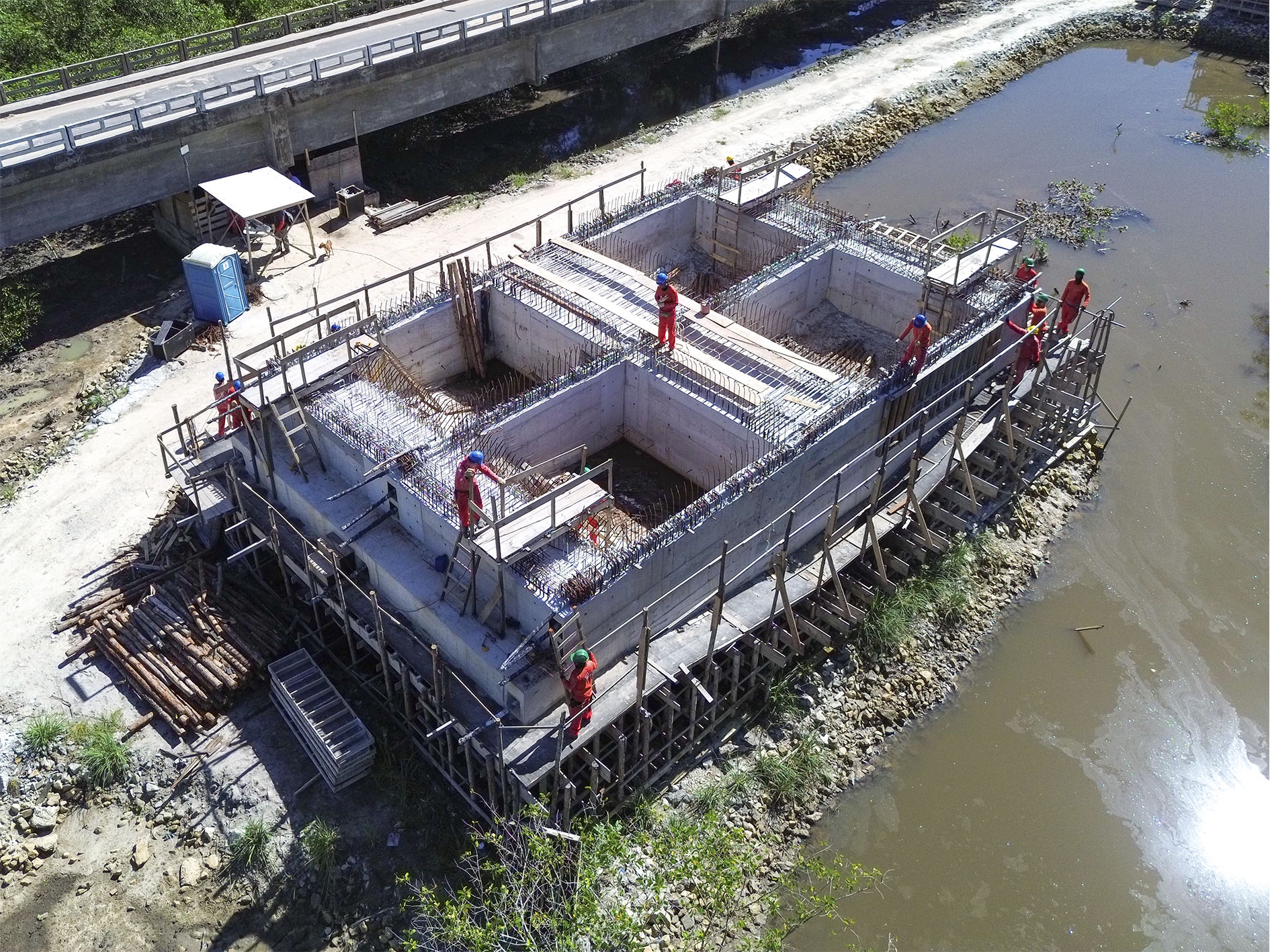 Obras da nova ponte sobre o Rio Jucuruçu avançam em ritmo acelerado 11 Base das fundações em construção